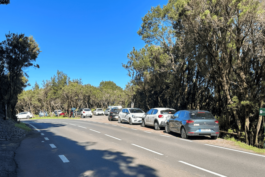 La Gomera Wandern zum Alto De Garajonay von El Contadero Kanarische Inseln Spanien Parkplatz für Autos
