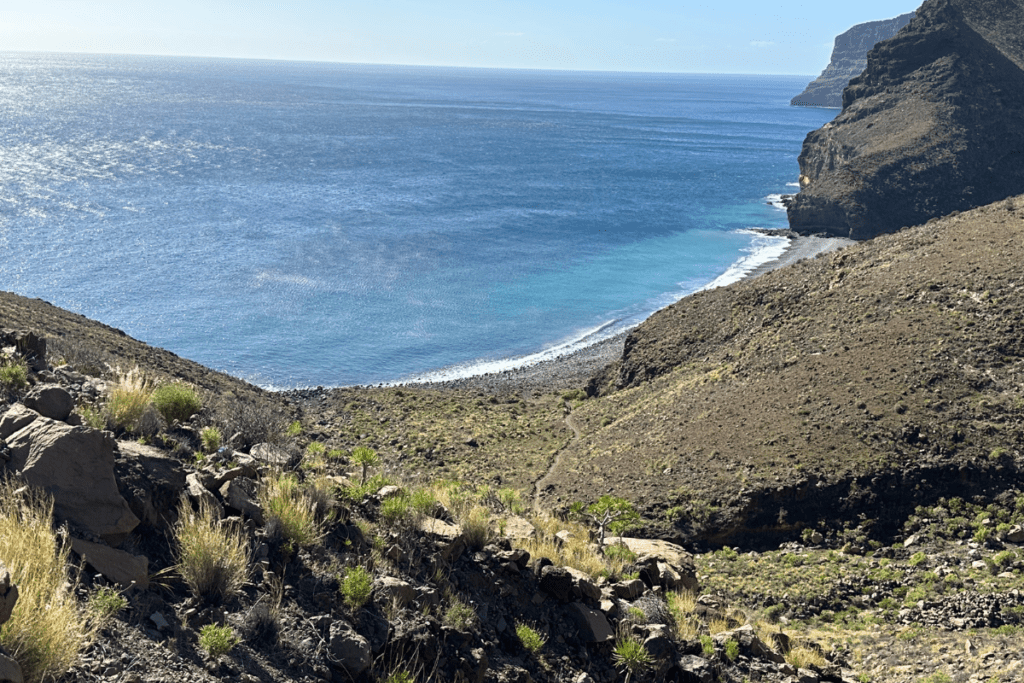 Il sentiero escursionistico scende dalla cima della scogliera alla spiaggia di La Gomera Escursione a Playa De La Guancha da San Sebastian, Isole Canarie, Spagna