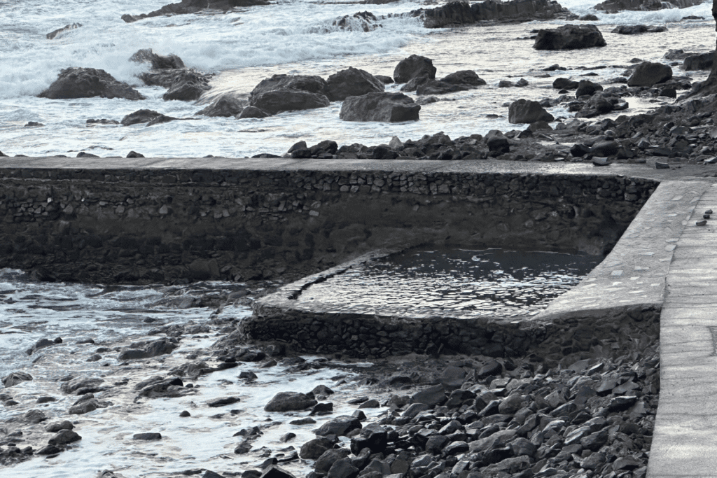 Piscina di acqua salata a Playa De Alojera La Gomera conosciuta anche come spiaggia di Alojera Isole Canarie Spagna con onde spettacolari sulle rocce nere