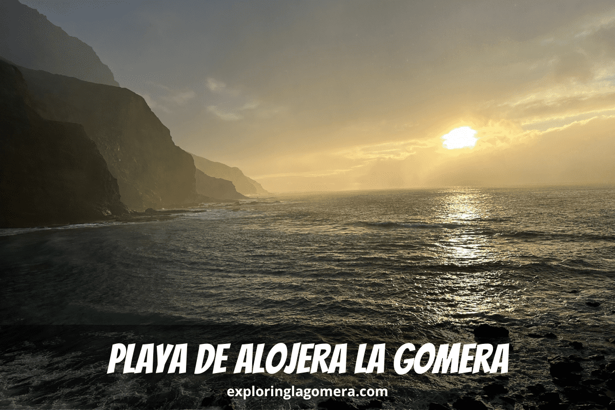 Playa De Alojera La Gomera También Conocida Como Playa De Alojera Islas Canarias España Olas Dramáticas En Rocas Negras Al Atardecer
