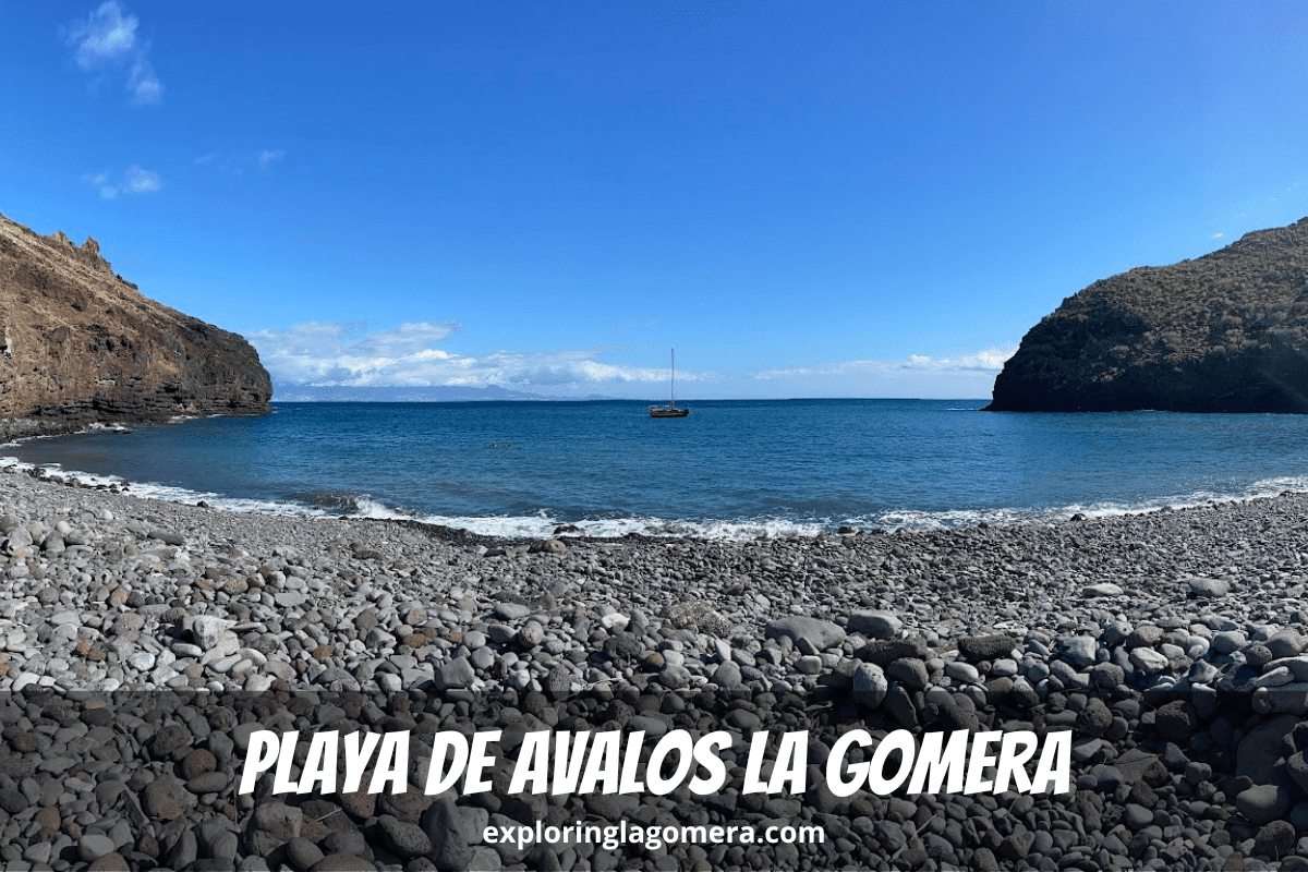Playa De Avalos, auch bekannt als Avalos Beach, La Gomera, Kanarische Inseln, Spanien, kieseliger Vulkanstrand mit blauem Meer, blauem Himmel und dramatischen Klippen