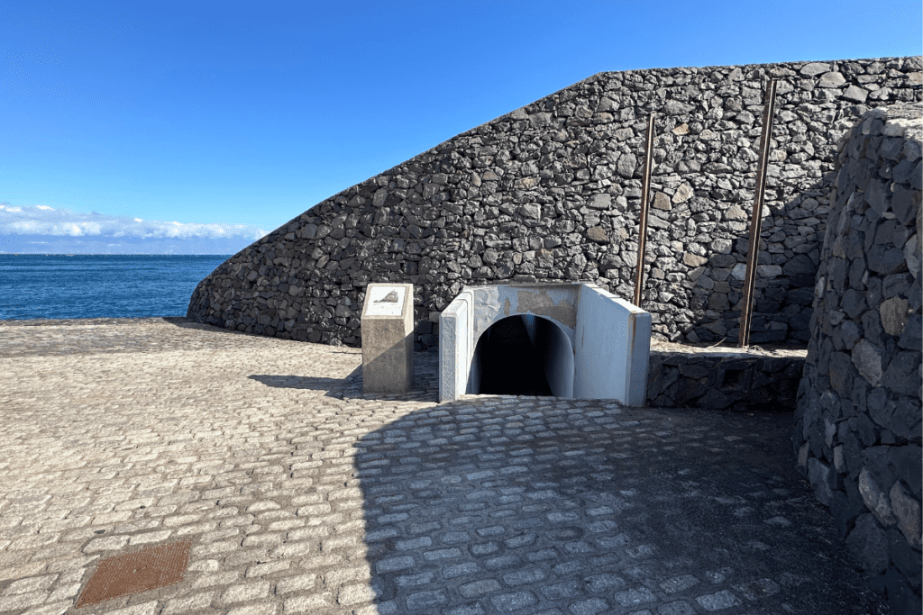 Playa De La Cueva La Gomera in San Sebastian, auch bekannt als Cueva Beach, Kanarische Inseln, Spanien, Zugangstunnel zum Olympischen Denkmal in San Sebastian, auch bekannt als Monumento de la Antorcha Olímpica México 1968