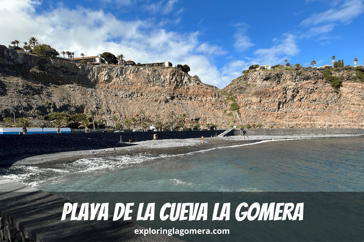 Playa De La Cueva La Gomera En San Sebastián También Conocida Como Playa Cueva Islas Canarias España Playa Volcánica De Guijarros Con Mar Azul Cielo Azul Y Acantilados Espectaculares