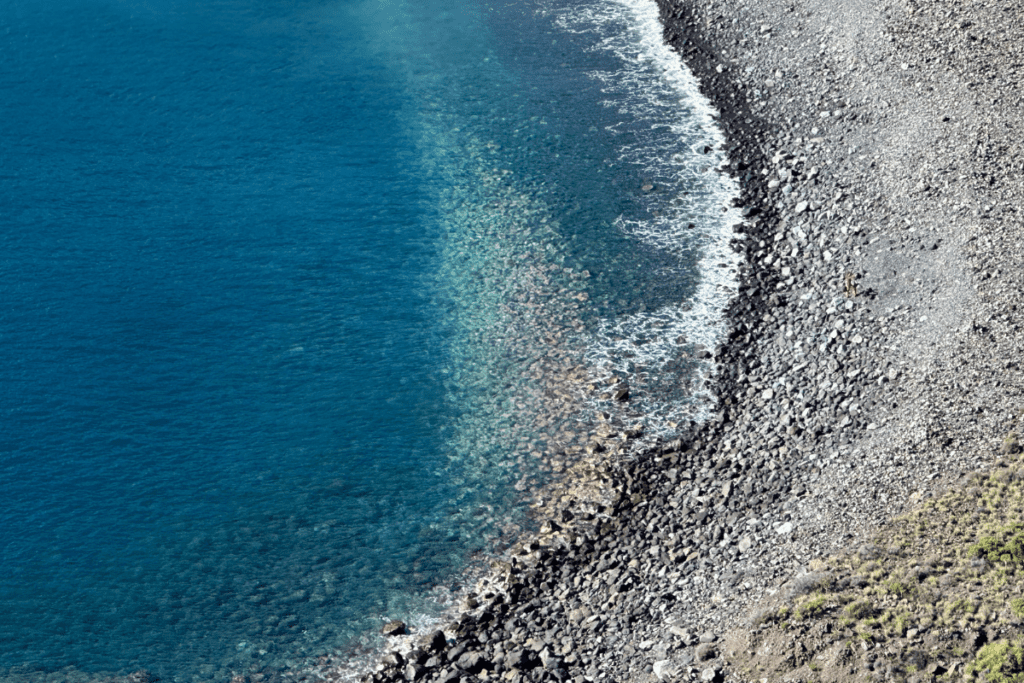 Kristallklares blaues Wasser am Playa De La Guancha La Gomera in der Nähe von San Sebastian, auch bekannt als Guancha-Strand, Kanarische Inseln, Spanien