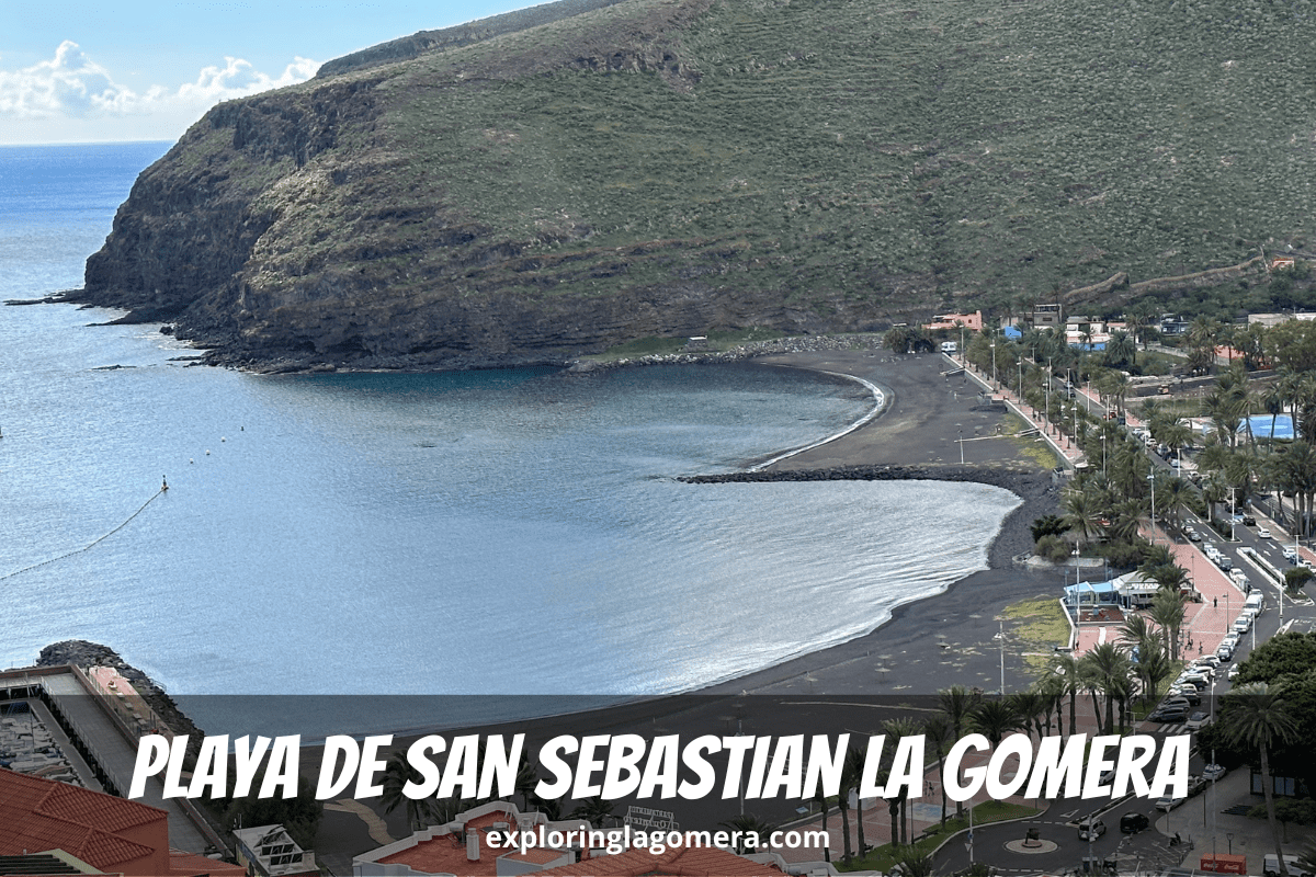 Vista de la Playa de San Sebastián y del Paseo Marítimo de La Gomera, Islas Canarias, España desde el acantilado norte sobre la ciudad