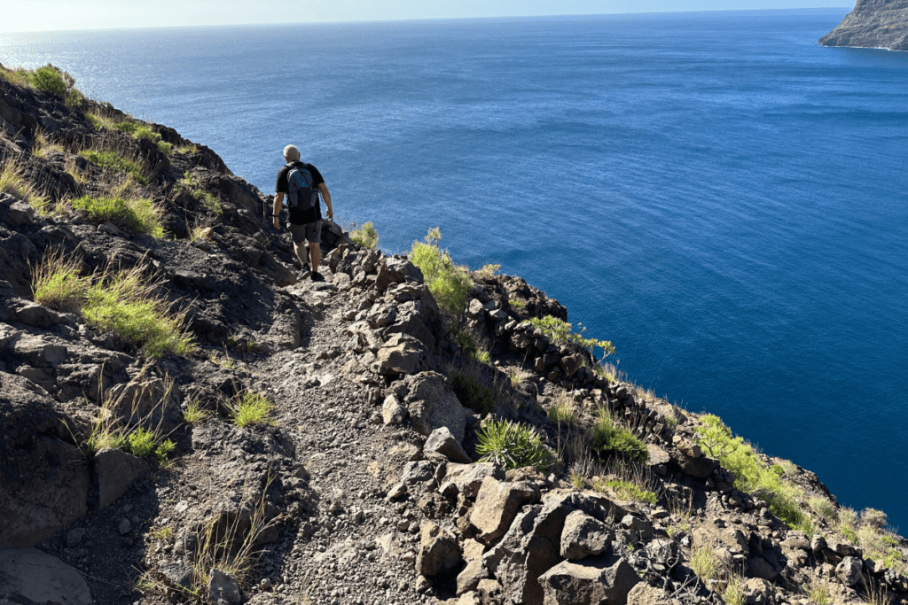 Passeggiata in cima alla scogliera tra San Sebastian e Playa Del Cabrito La Gomera conosciuta anche come spiaggia di Cabrito Isole Canarie Spagna Vista sul mare blu, cielo azzurro e spettacolari scogliere