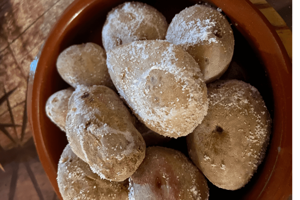 Kanarische Kartoffeln, ein traditionelles Lebensmittel aus La Gomera und anderen Kanarischen Inseln, in einer Schüssel auf einem Tisch
