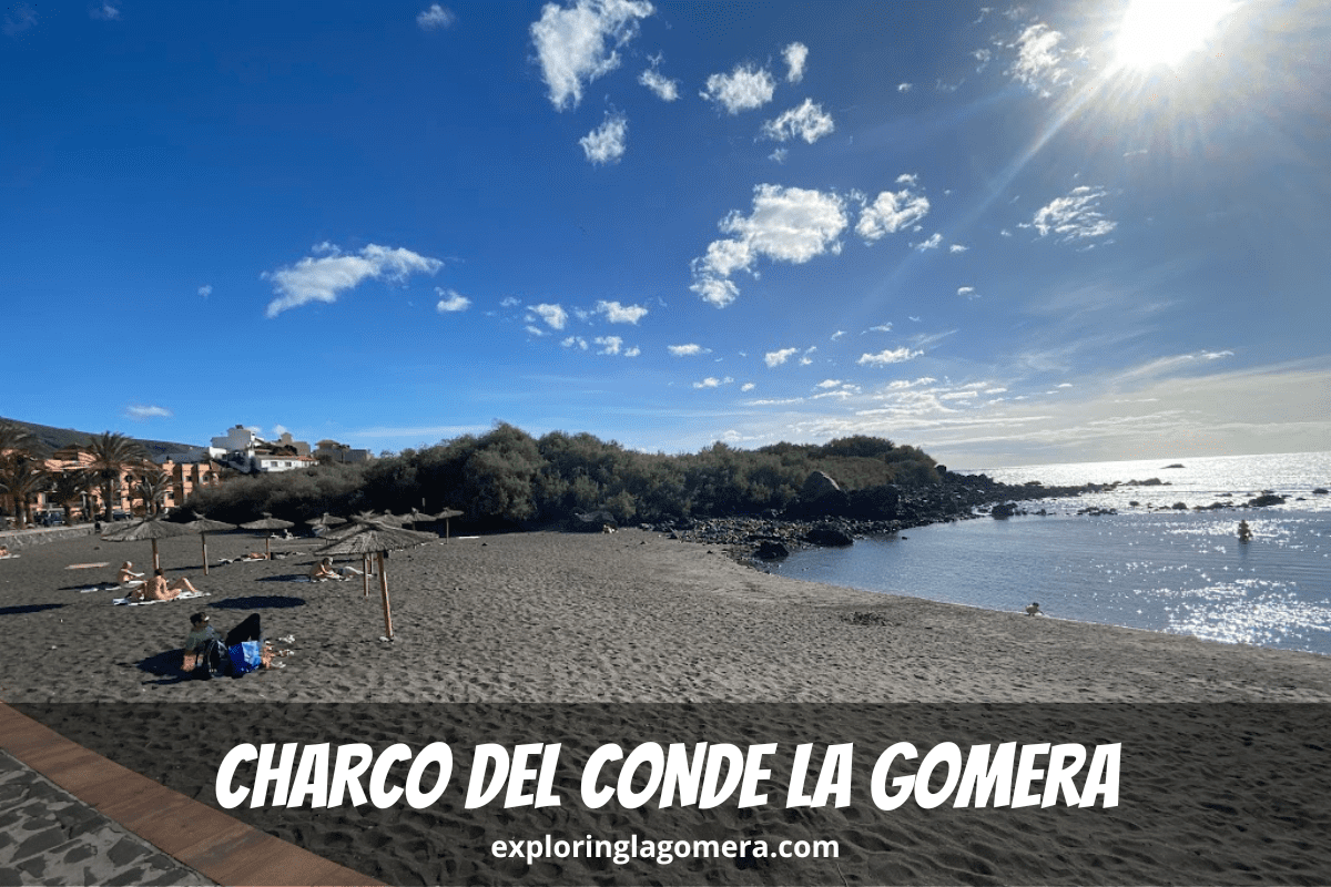 Menschen sitzen am Strand und schwimmen in Charco Del Conde La Gomera im Valle Gran Rey, Kanarische Inseln, Spanien