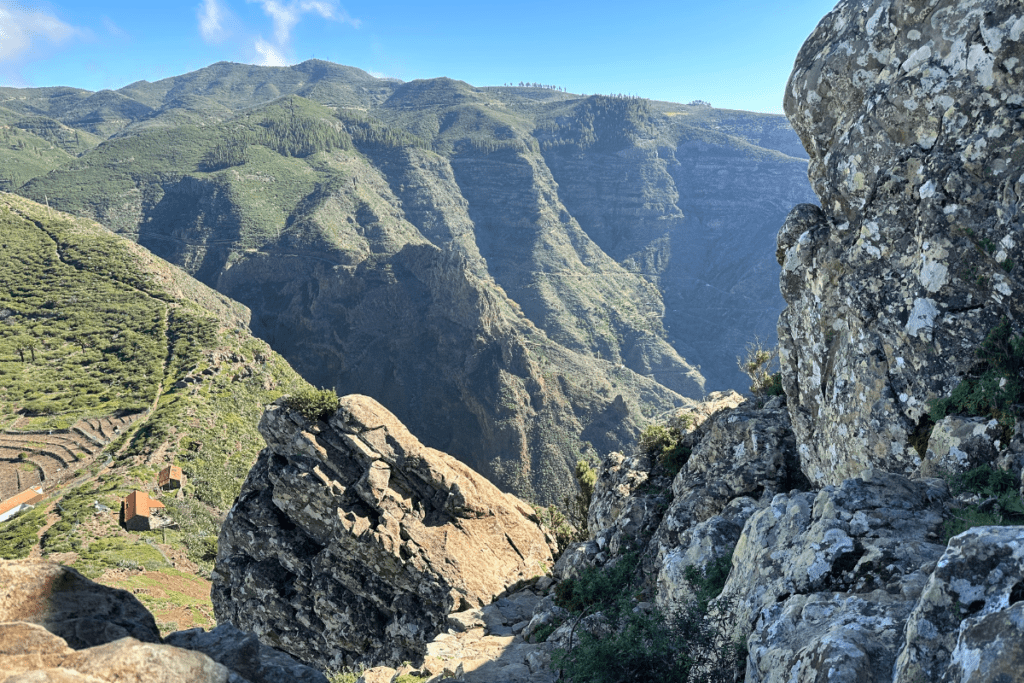 Blick auf die Schlucht von steilen Felsstufen auf La Gomera, Wandern nach La Fortaleza De Chipude, Kanarische Inseln, Spanien