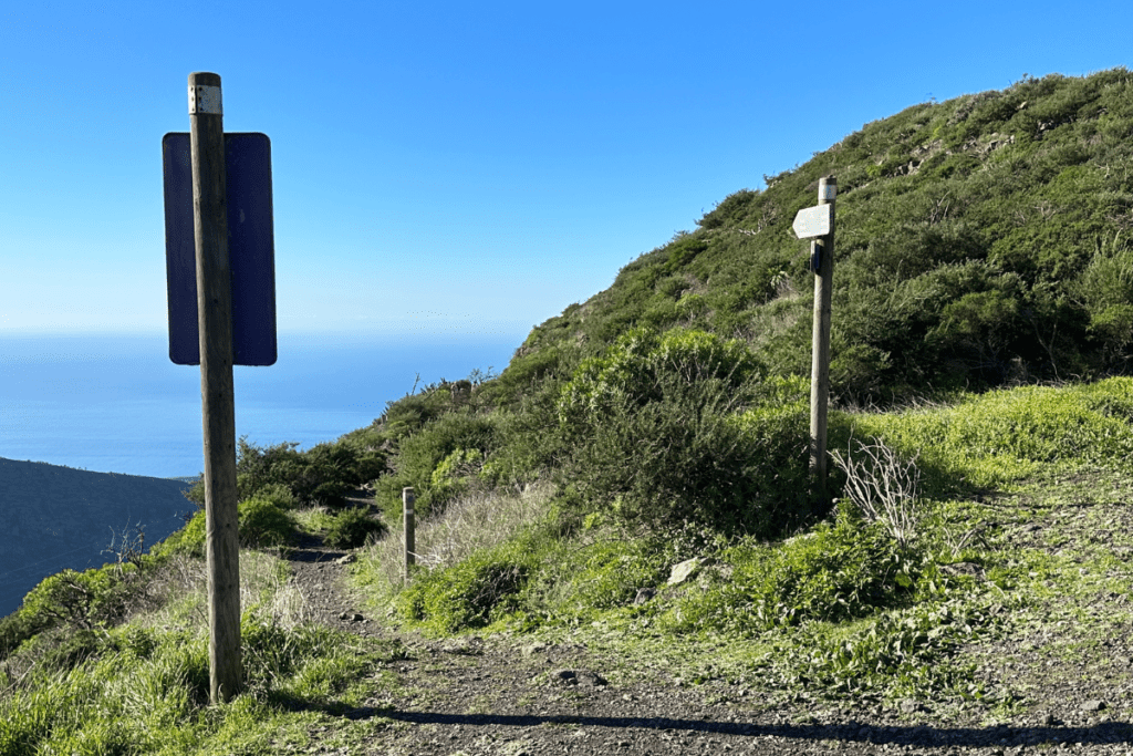 Startpunkt des Weges mit Wegweisern an einem sonnigen Tag La Gomera Wanderung nach La Fortaleza De Chipude Kanarische Inseln Spanien