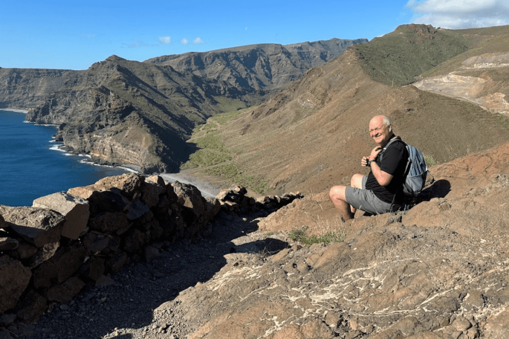 Kevin, creatore e autore dell'esplorazione di La Gomera, fa escursioni in cima alla scogliera che domina Playa De La Guancha
