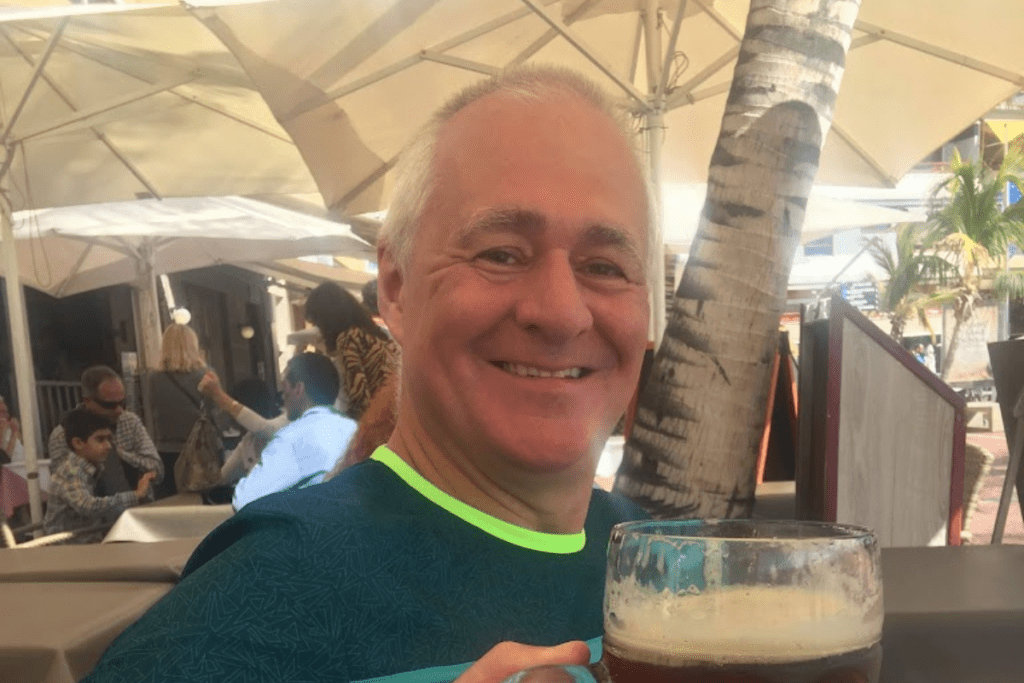 Kevin creador y autor de Exploring La Gomera disfruta de una cerveza española en las Islas Canarias España