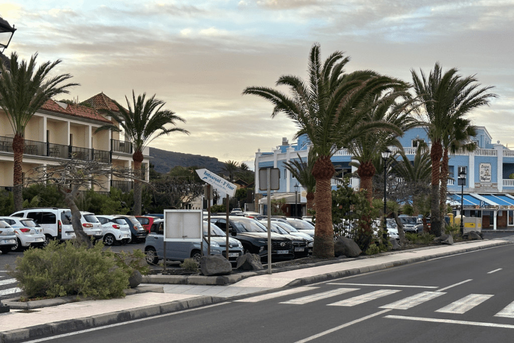 Aparcamiento con hoteles y restaurantes ofrecen comodidades para la playa llamada La Puntilla La Gomera Islas Canarias