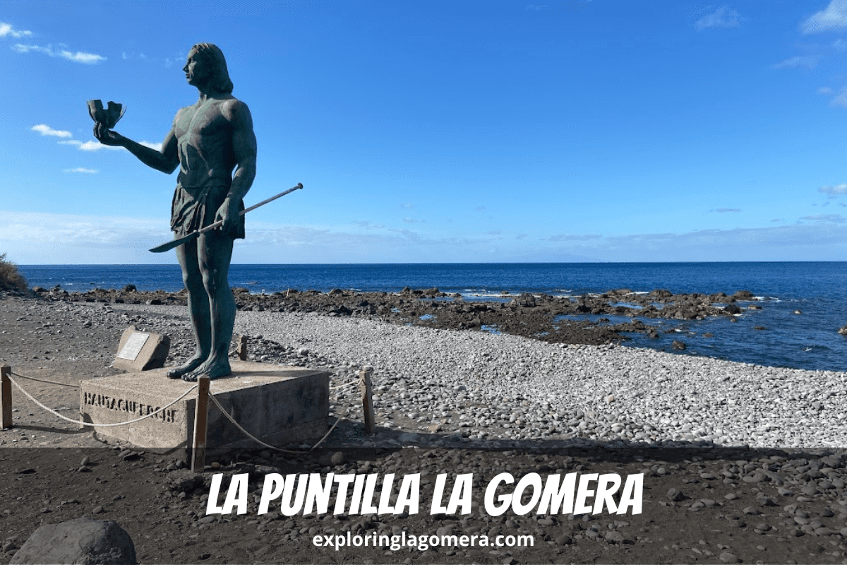 Die Bronzestatue Hautacuperche steht an einem schönen sonnigen Tag am Rande von La Puntilla La Gomera in der Stadt Valle Gran Rey auf den Kanarischen Inseln in Spanien
