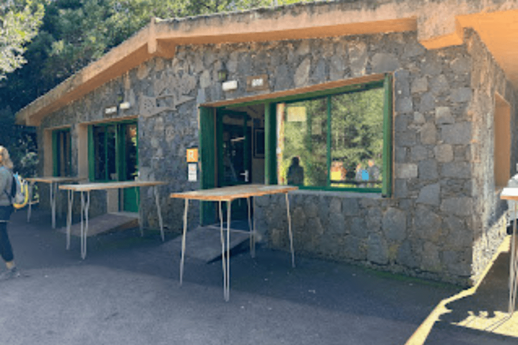 Vorderansicht des Cafés, bekannt als Restaurante La Laguna Grande La Gomera im Erholungsgebiet der Kanarischen Inseln in Spanien