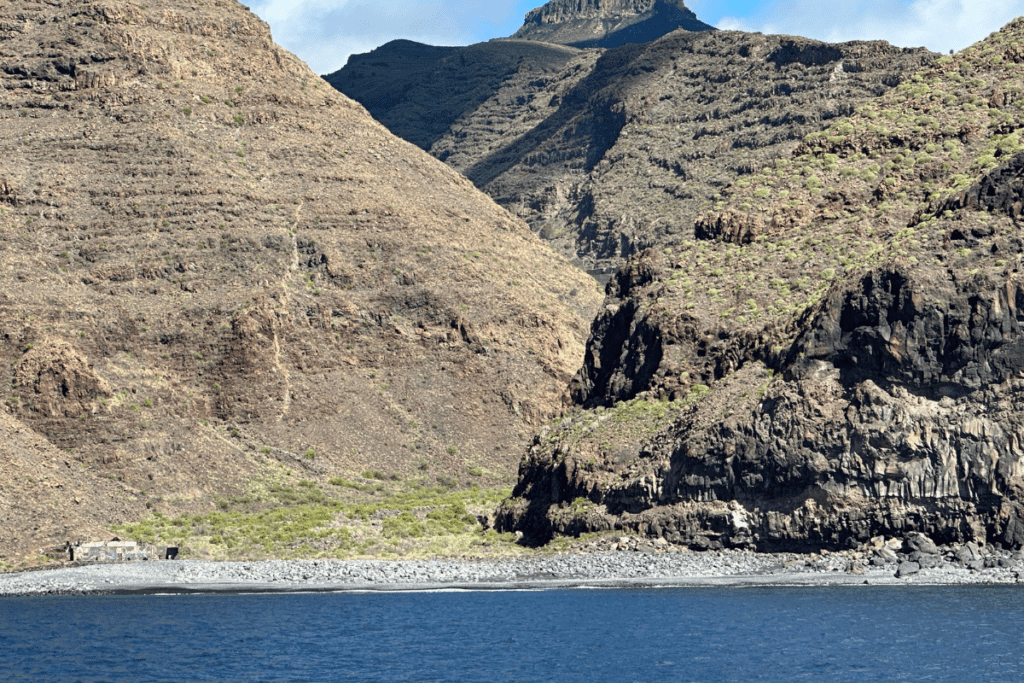 Mar Azul se encuentra frente a Playa de Iguala La Gomera Islas Canarias España con montañas escarpadas en el fondo una de las mejores playas de La Gomera 