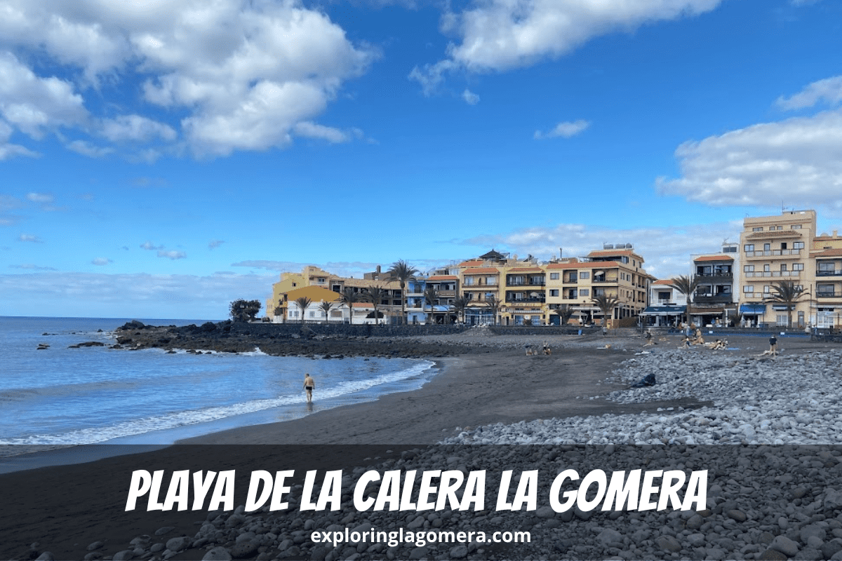 La gente se sienta en la playa de Playa de La Calera La Gomera en Valle Gran Rey Islas Canarias España