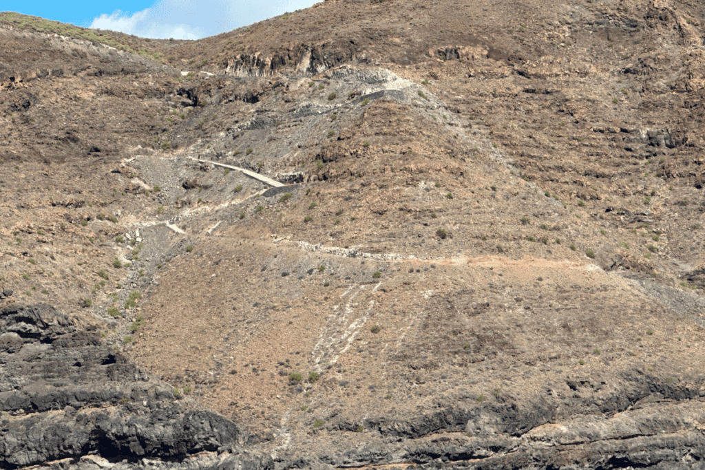 Route étroite sur la montagne au-dessus de Playa De La Negra La Gomera Îles Canaries Espagne