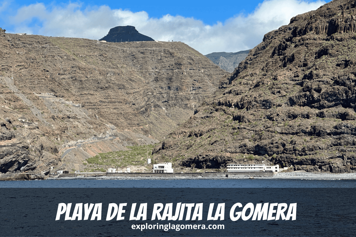 Playa De La Rajita La Gomera Isole Canarie Spagna con ripide montagne sullo sfondo con il blu del mare in primo piano