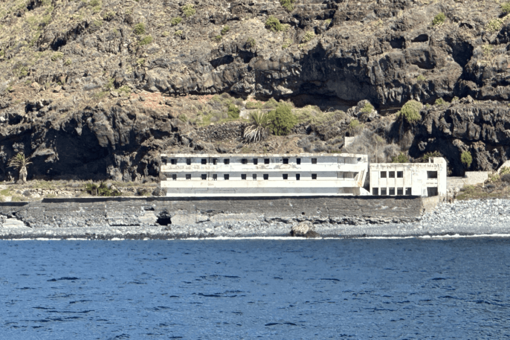 Ein unheimliches weißes Gebäude ist eine verlassene Fischfabrik in Playa De La Rajita La Gomera Kanarische Inseln Spanien