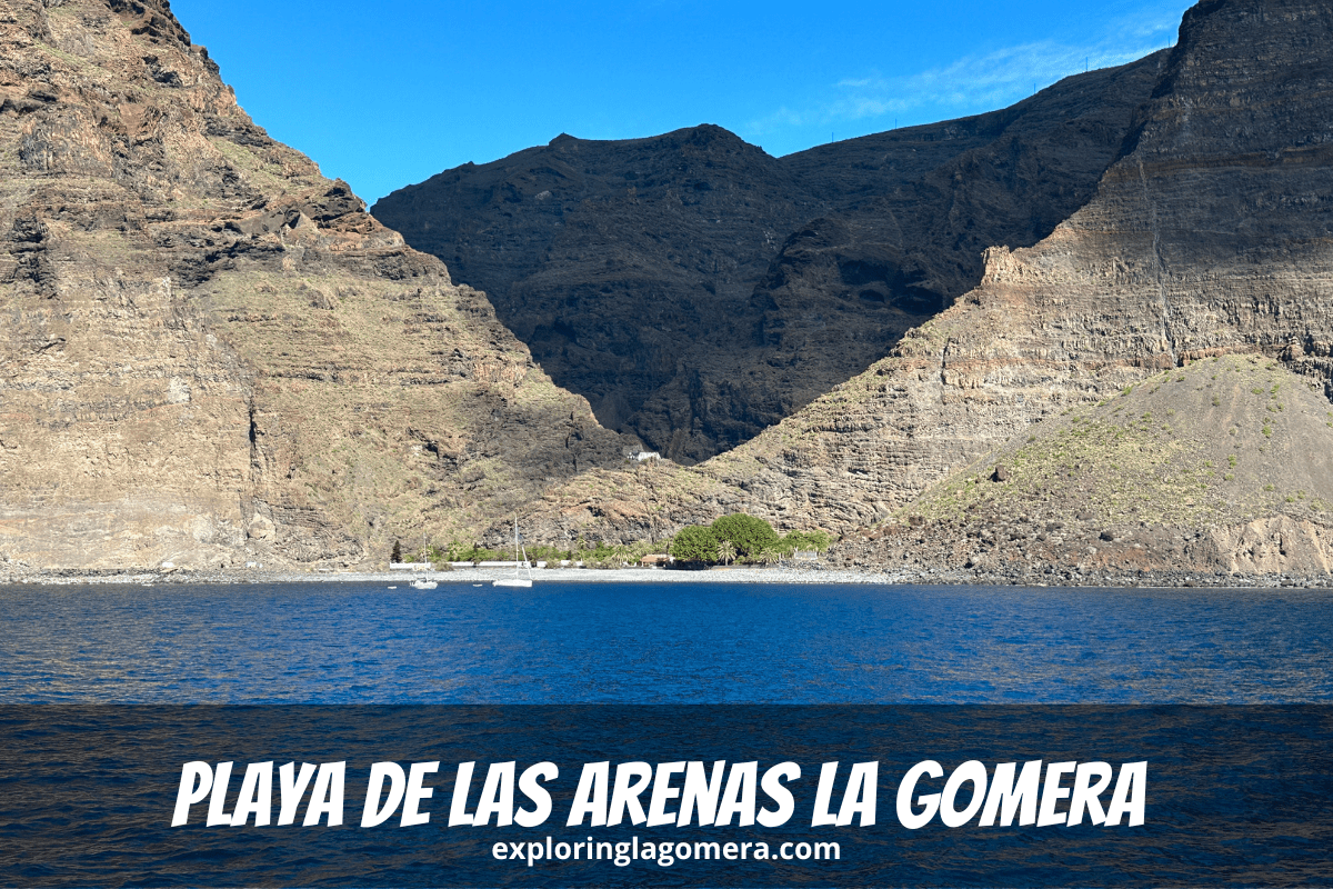 Mar Azul Y Una Playa De Arena Conocida Como Playa De Las Arenas La Gomera Islas Canarias España Con Montañas En El Fondo