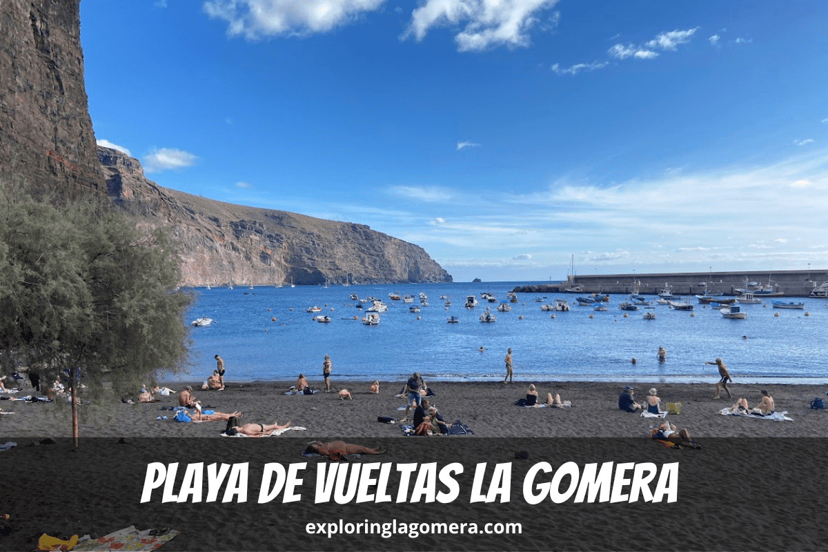 Menschen sitzen am Strand und schwimmen an der Playa De Vueltas La Gomera im Valle Gran Rey auf den Kanarischen Inseln in Spanien
