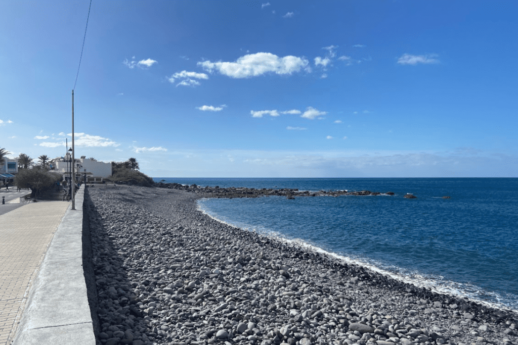 Spiaggia di ciottoli con passeggiata in una giornata di sole a La Puntilla La Gomera Isole Canarie Spagna una delle migliori spiagge di La Gomera 