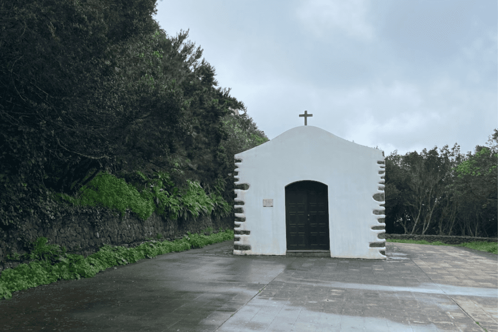 Iglesia Ermita de San Isidro Labrador en un día lluvioso húmedo rodeado de árboles cerca de Chorros de Epina La Gomera Islas Canarias