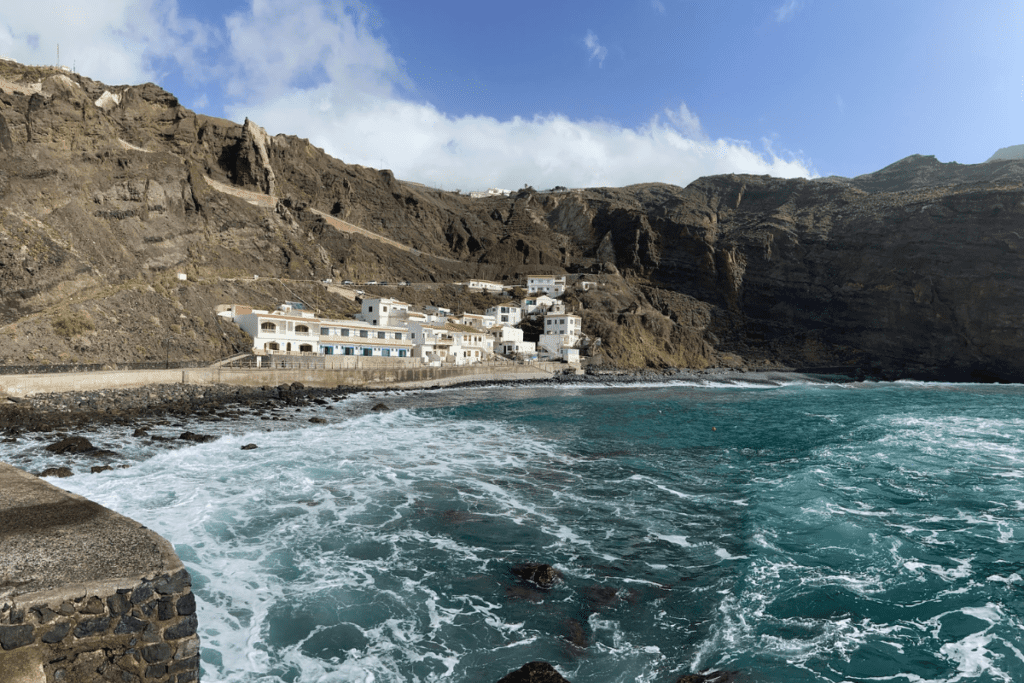 Una costa rocosa con el azul del mar y el cielo y las olas rompiendo en Playa de Alojera, una de las mejores playas de La Gomera, Islas Canarias, España