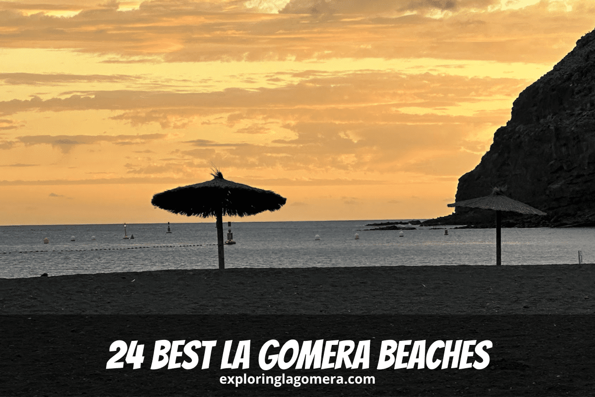 Une plage volcanique de sable au coucher du soleil avec des falaises rocheuses et des parasols à Playa de San Sebastian l'une des meilleures plages de La Gomera Îles Canaries Espagne
