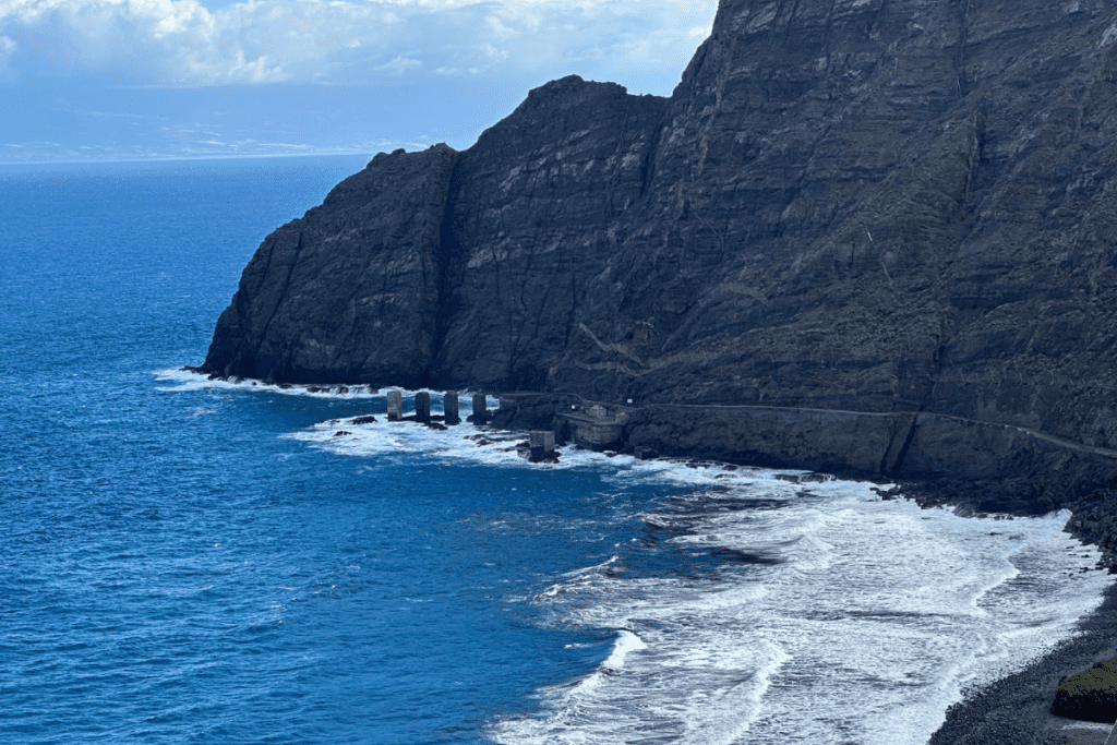 Una costa rocciosa con Pescante De Hemingua spettacolare nel mare blu a Playa De Santa Catalina una delle migliori spiagge di La Gomera Isole Canarie Spagna