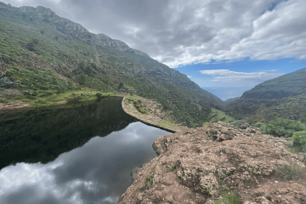 Kleiner See auf dem Wanderweg zum Drachenbaum oder El Drago La Gomera Kanarische Inseln Spanien mit Bergen, blauem Himmel und Meer im Hintergrund
