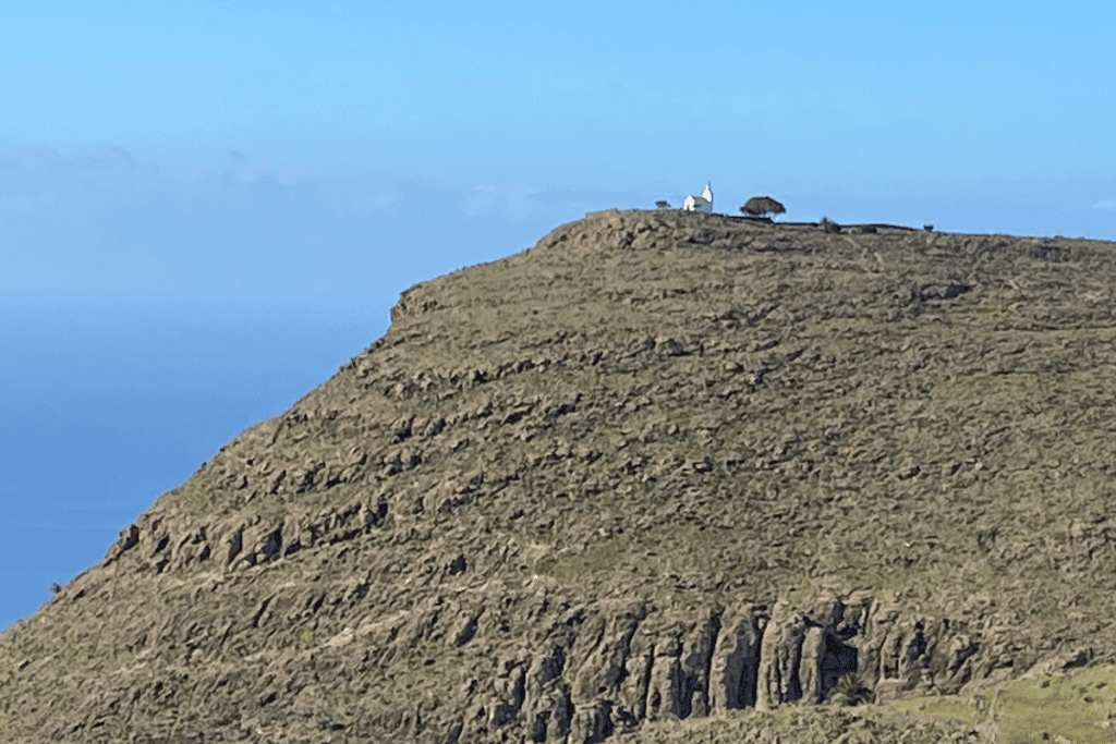 Pequeña iglesia blanca se asienta sola en la cima de la montaña en un día soleado Ermita de San Isidro La Gomera Islas Canarias