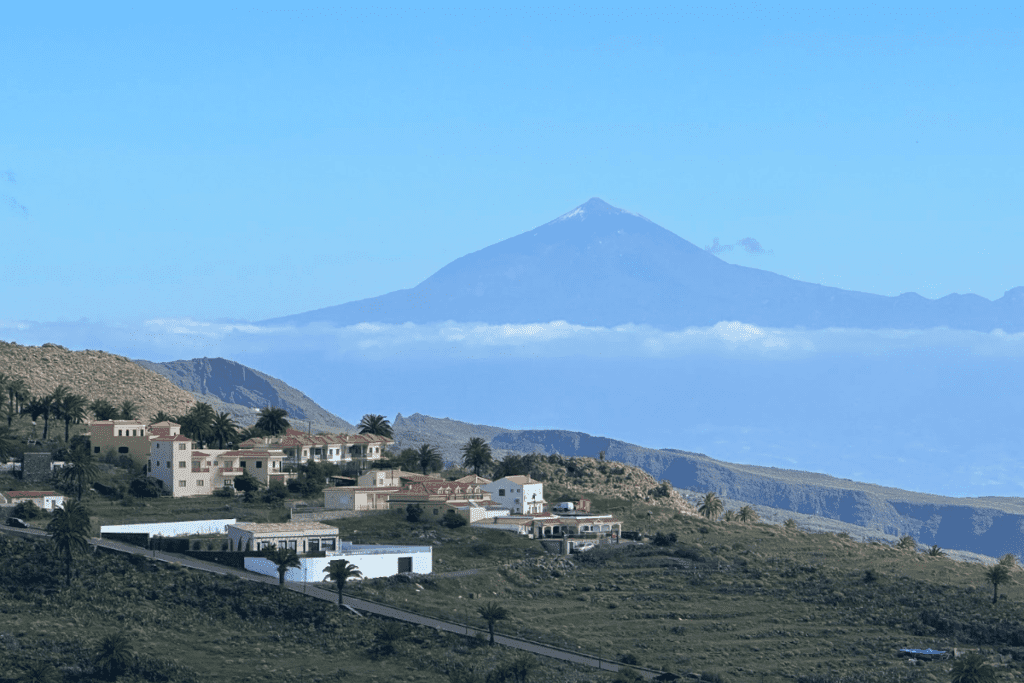 Blick auf den Teide auf Teneriffa und das Dorf Alajero von der Ermita De San Isidro La Gomera, Kanarische Inseln, Spanien