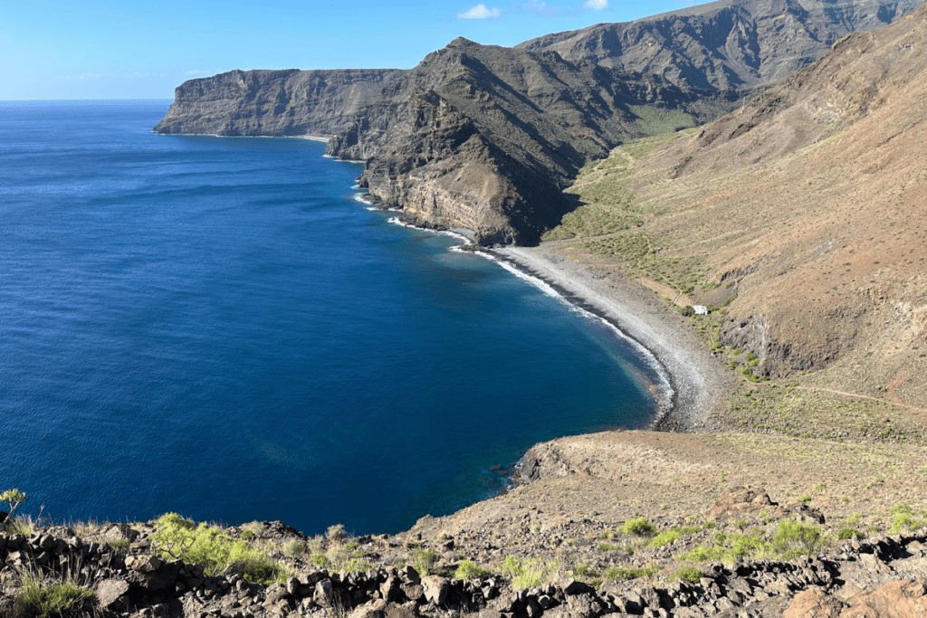Una hermosa costa rocosa con mar azul y cielo en Playa de La Guancha, una de las mejores playas de La Gomera, Islas Canarias, España