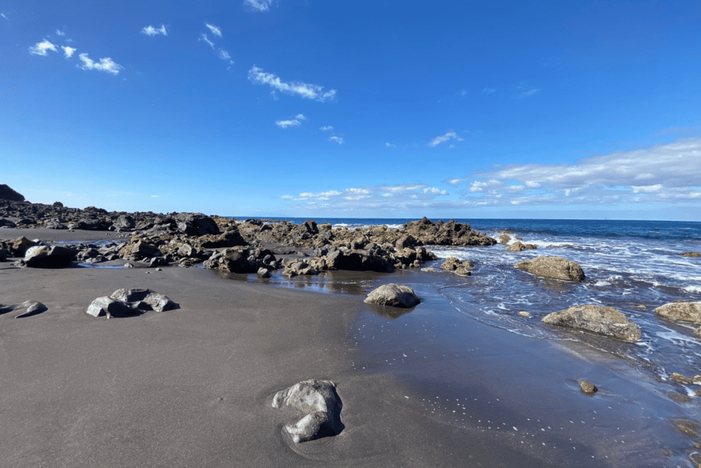 Una costa rocciosa con mare e cielo blu a Playa Del Ingles, una delle migliori spiagge di La Gomera, Isole Canarie, Spagna