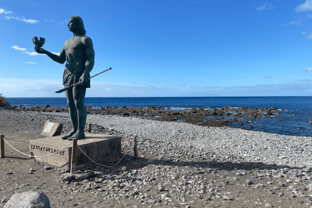 Statue en bronze du guerrier Hautacuperche devant la plage de galets de La Puntilla et la mer bleue, l'une des plus belles plages de Valle Gran Rey La Gomera îles Canaries Espagne