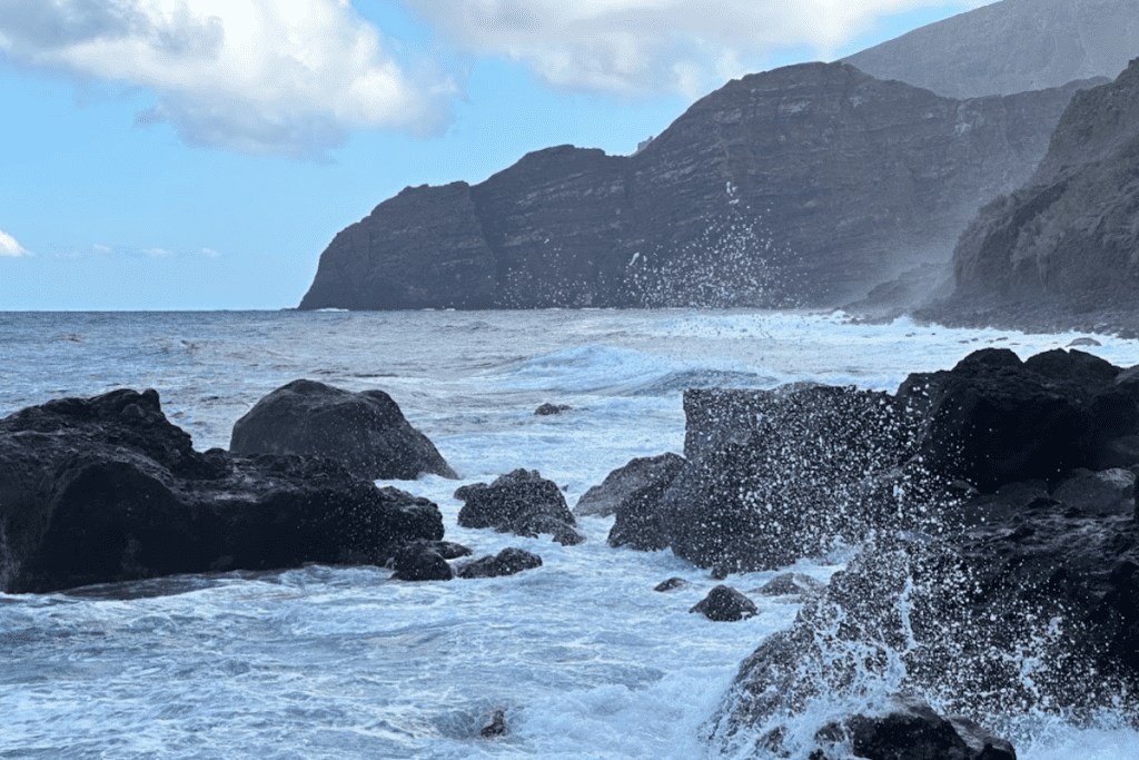 Rochers et vagues spectaculaires lors d'une randonnée à pied jusqu'à Pescante de Agulo La Gomera Îles Canaries Espagne
