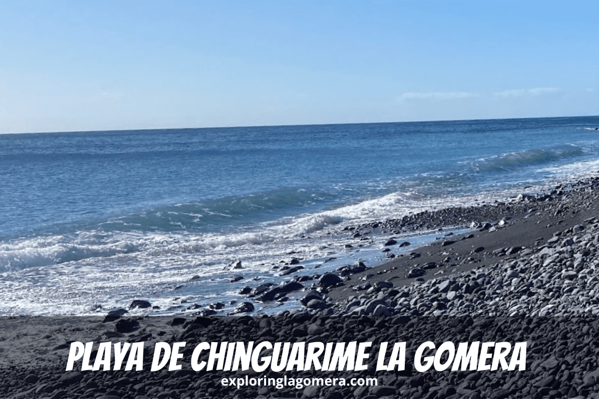 Felsiger Strand, blaues Meer und Wellen an der Playa de Chinguarime, La Gomera, Kanarische Inseln, Spanien