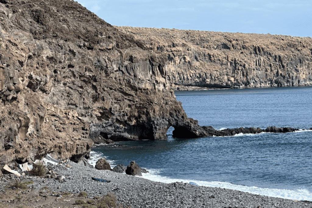 Accès à la grotte de Playa de Chinguarime depuis Rocky Beach, l'une des plus belles plages de Playa Santiago La Gomera Îles Canaries Espagne