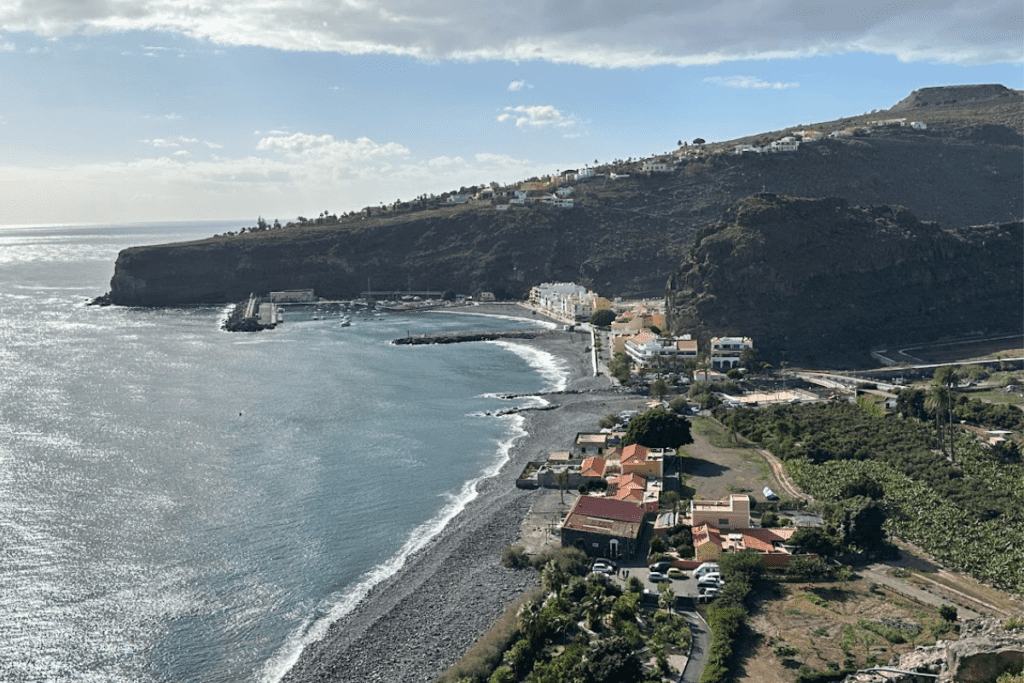 Veduta aerea di Playa De Santiago La Gomera Isole Canarie Spagna dall'Hotel Tecina in una giornata di sole con scogliere sullo sfondo