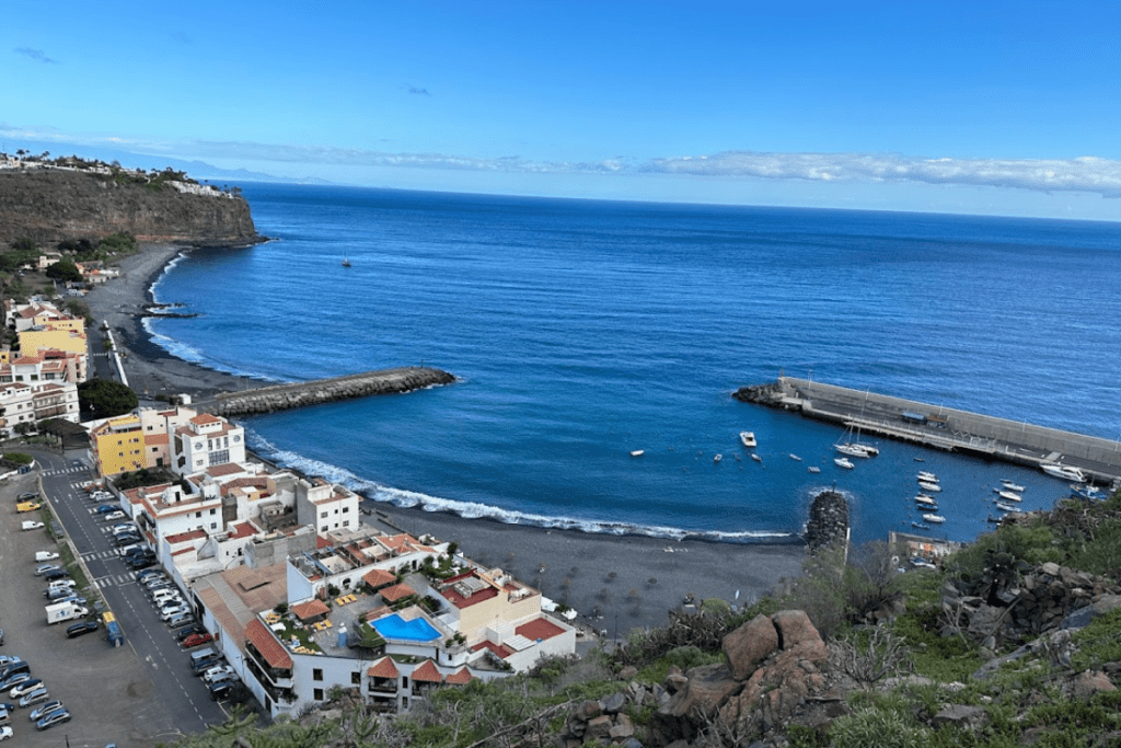 Playa De Santiago und Hafen von der Klippe aus, einer der besten Strände in Playa Santiago, La Gomera, Kanarische Inseln, Spanien