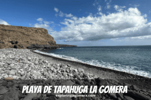 Der felsige Strand von Playa De Tapahuga La Gomera, Kanarische Inseln, Spanien, aufgenommen an einem sonnigen Tag mit blauem Himmel und blauem Meer