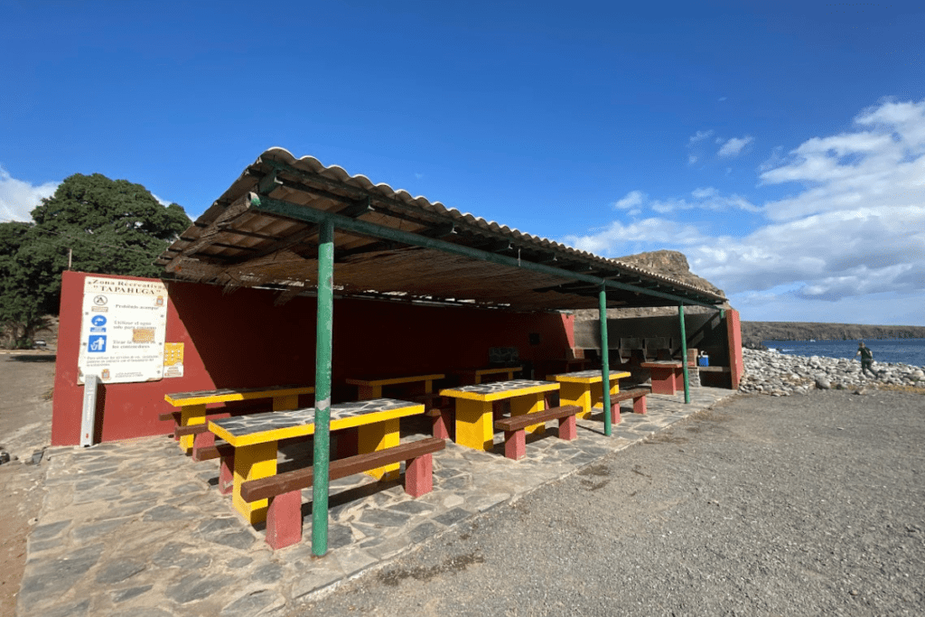 Zona de cocina y barbacoa en la Playa de Tapahuga La Gomera Islas Canarias España con playa rocosa y mar de fondo
