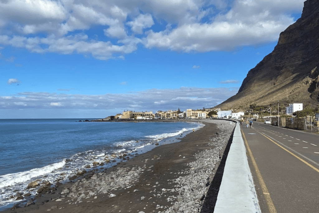Playa De Valle Gran Rey Al Amanecer Con Mar Azul Y Largo Paseo Marítimo Una De Las Mejores Playas De Valle Gran Rey La Gomera Islas Canarias España