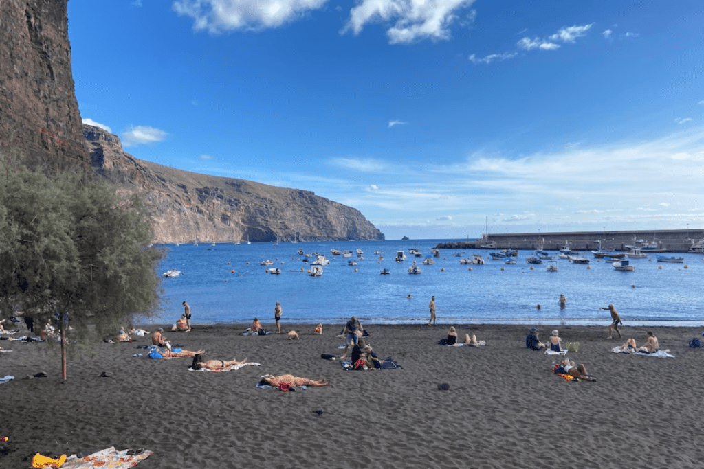Playa De Vueltas in una giornata di sole con mare azzurro e cielo e gente che prende il sole una delle migliori spiagge di Valle Gran Rey La Gomera Isole Canarie Spagna