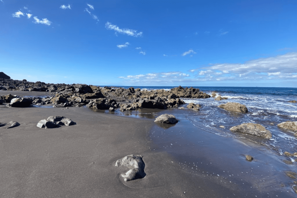 Sabbia rocciosa e mare scintillante a Playa Del Ingles in una giornata di sole, una delle migliori spiagge di Valle Gran Rey La Gomera