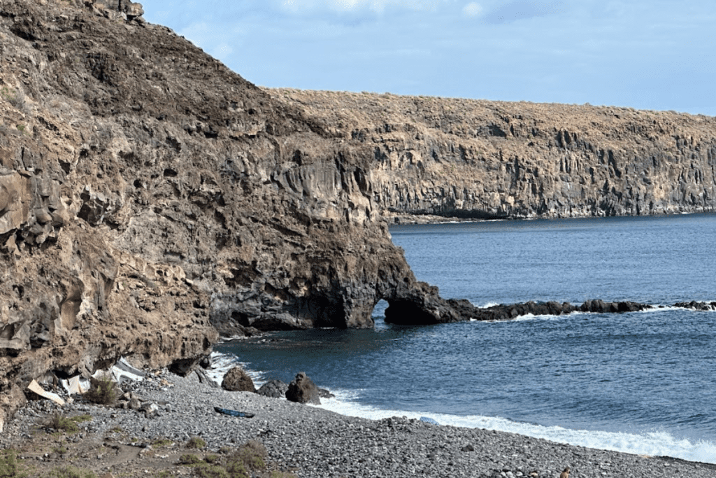 Klippen und Höhlen am Playa Del Medio La Gomera Kanarische Inseln Spanien mit felsigem Strand im Vordergrund und blauem Meer und Himmel
