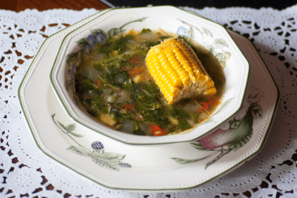 una ciotola di zuppa di crescione potaje de berros, i migliori piatti tradizionali di la gomera