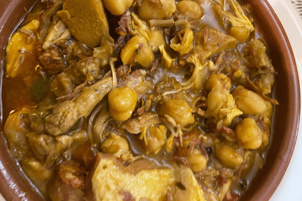 Ropa Vieja, ein weiteres traditionelles Gericht von La Gomera, serviert in einer Schüssel